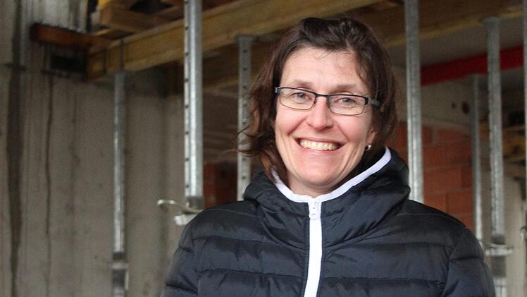 Das Haus soll "Hort und Heimat froher Jugend" werden, wünschte sich Katrin Mayer von der Zimmerei Konrad. Foto: Sonny Adam