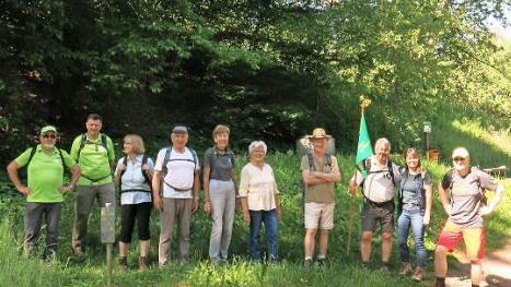 Einige Wanderer des M&uuml;nnerst&auml;dter Rh&ouml;nklubs brachten den Wimpel nach Vacha zur&uuml;ck. Foto: Egbert Haut