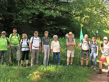 Einige Wanderer des Münnerstädter Rhönklubs brachten den Wimpel nach Vacha zurück. Foto: Egbert Haut
