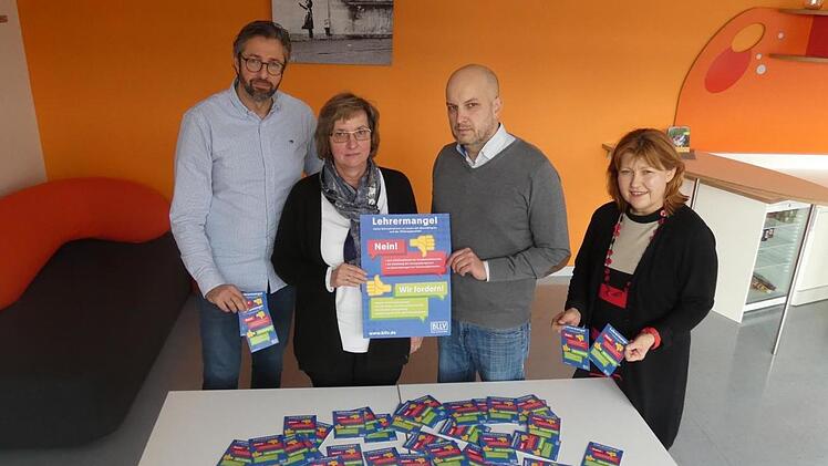 Die BLLV-Kreisvorsitzenden (von links) Matthias Weinberger, Gisela Schott, Sven Steger und Birgit Finzel machten am bayernweiten Aktionstag auf die bevorstehenden Verschlechterungen der Lehrkräfte an Grund-, Mittel- und Förderschulen aufmerksam. Christian Licha