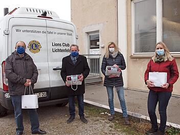 Der Lions Club Lichtenfels spendete 175 Geschenktaschen an die Kinder von Tafelkunden, von links: Lions Club-Master Volker Hamann, Lions-Präsident Walter Mackert, Gisela Berner und die Tafel-Projektleiterin Stefanie Renner. Foto: Alfred Thieret
