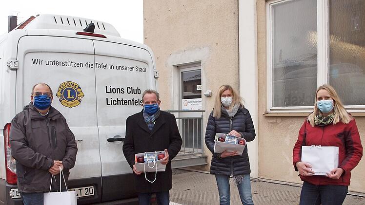 Der Lions Club Lichtenfels spendete 175 Geschenktaschen an die Kinder von Tafelkunden, von links: Lions Club-Master Volker Hamann, Lions-Präsident Walter Mackert, Gisela Berner und die Tafel-Projektleiterin Stefanie Renner. Foto: Alfred Thieret