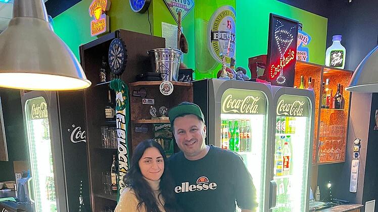 Höchstadt: Stammgäste übernehmen "Bistro-Café-Treff" - junges Paar in ungewohnter Rolle