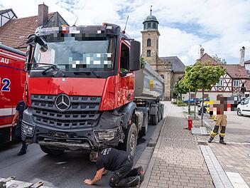 Tödlicher Unfall in Michelau (Kreis Lichtenfels): Lastwagen kollidiert mit Auto