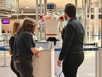 Flughafen N&uuml;rnberg testet Roboter-Assistenten - "au&szlig;ergew&ouml;hnliches Erlebnis"