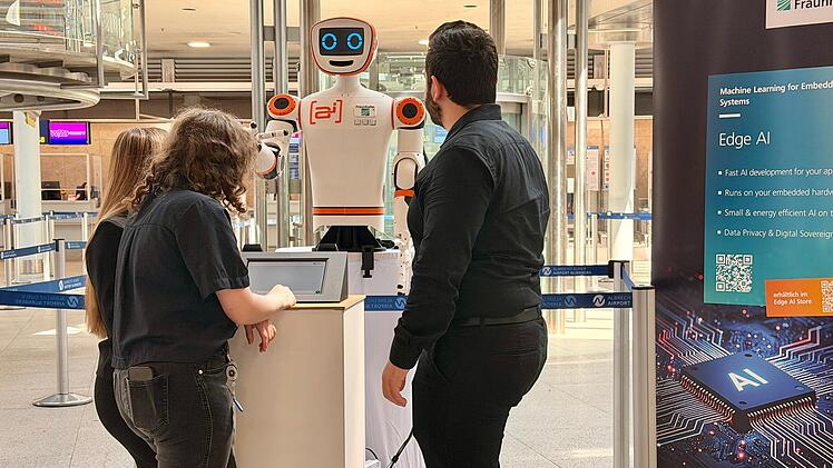 Flughafen N&uuml;rnberg testet Roboter-Assistenten - "au&szlig;ergew&ouml;hnliches Erlebnis"
