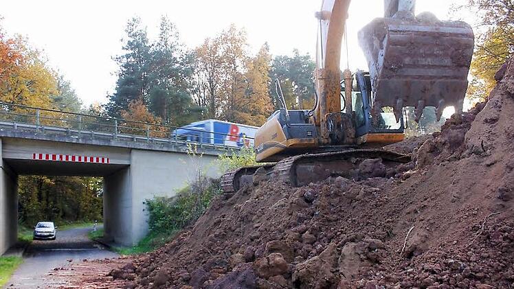 Der abrutschende Hang an der B 505 hat die Straße zwischen Jungenhofen und Schlüsselau blockiert. Mit Zementeinlagerungen wird er jetzt befestigt.  Foto: Andreas Dorsch