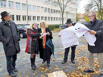 Sie orientieren sich anhand der Pläne: Guido Wirtz (Uni-Beauftragter für die TAO), Staatssekretärin Melanie Huml, Uni-Kanzlerin Dagmar Steuer-Flieser, Ralf Maier  (Immobilien Freistaat Bayern) und Fritz Angerer vom Staatlichen Bauamt Bamberg (von links). Fotos:  Matthias Hoch