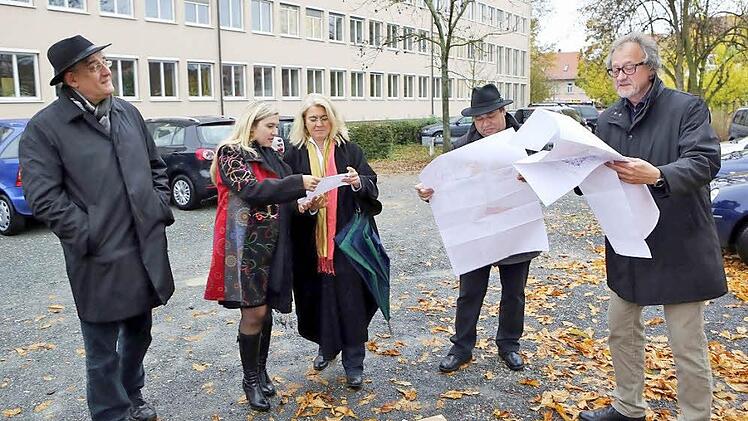 Sie orientieren sich anhand der Pläne: Guido Wirtz (Uni-Beauftragter für die TAO), Staatssekretärin Melanie Huml, Uni-Kanzlerin Dagmar Steuer-Flieser, Ralf Maier  (Immobilien Freistaat Bayern) und Fritz Angerer vom Staatlichen Bauamt Bamberg (von links). Fotos:  Matthias Hoch