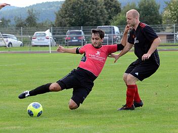 Vollen Einsatz zeigte der SV-DJK Eggolsheim (rot-schwarze Trikots) erst nach dem Rückstand. Dann drehten die Eggolsheim aber die Partie komplett und gewannen klar und deutlich mit 4:1 gegen die SpVgg Uehlfeld.  Fotos: herzopress
