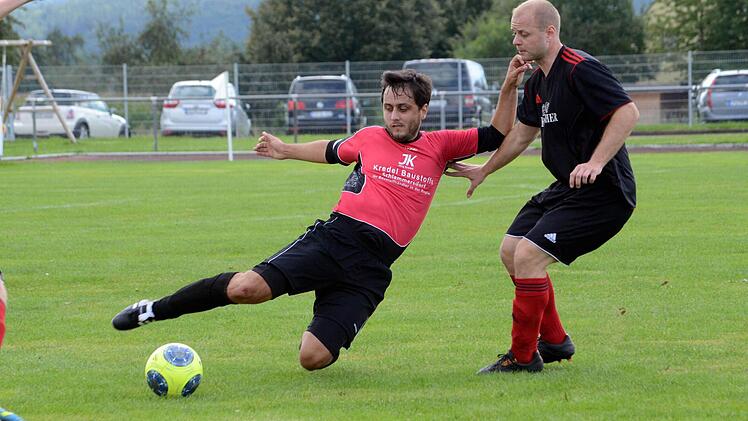 Vollen Einsatz zeigte der SV-DJK Eggolsheim (rot-schwarze Trikots) erst nach dem Rückstand. Dann drehten die Eggolsheim aber die Partie komplett und gewannen klar und deutlich mit 4:1 gegen die SpVgg Uehlfeld.  Fotos: herzopress