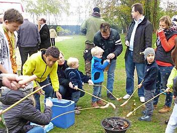 Zur Feier des Tages gab es Würstchen am Lagerfeuer für Groß und Klein. Foto: Stadt Bamberg