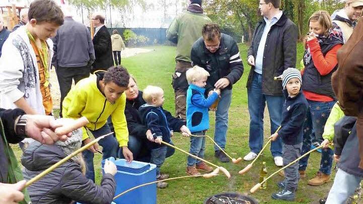 Zur Feier des Tages gab es Würstchen am Lagerfeuer für Groß und Klein. Foto: Stadt Bamberg