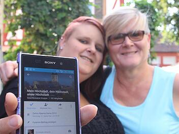 Denise Steidl und Lydia Kern betreuen die Facebook-Gruppe "Mein Höchstadt, dein Höchstadt, unser Höchstadt".  Foto: Sabine Memmel