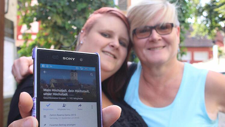 Denise Steidl und Lydia Kern betreuen die Facebook-Gruppe "Mein Höchstadt, dein Höchstadt, unser Höchstadt".  Foto: Sabine Memmel