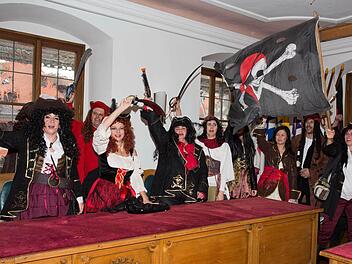 "Die Maapiraten" sind am Ziel- sie haben das Rathaus geentert. Foto: Klaus Gagel