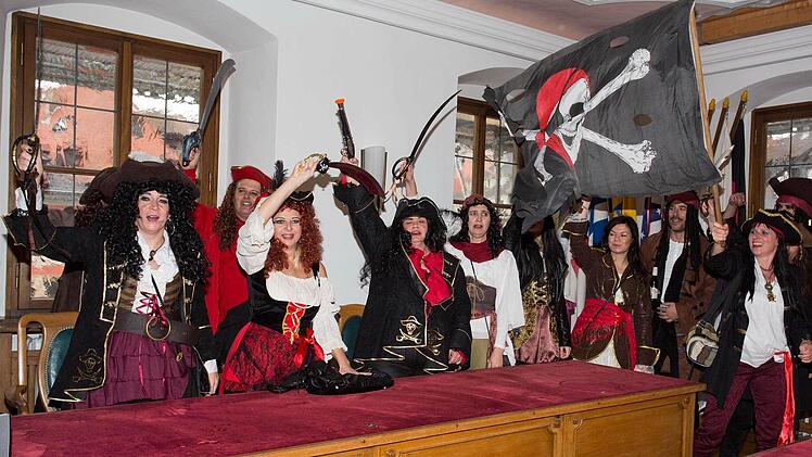 "Die Maapiraten" sind am Ziel- sie haben das Rathaus geentert. Foto: Klaus Gagel