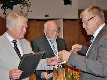 Peter Klaje (links) und Adolf Kreuzpaintner wurden vom Kreisvorsitzenden Ulrich Seelmann (rechts) zu Ehrenmitgliedern ernannt. Fotos: Sigismund von Dobschütz