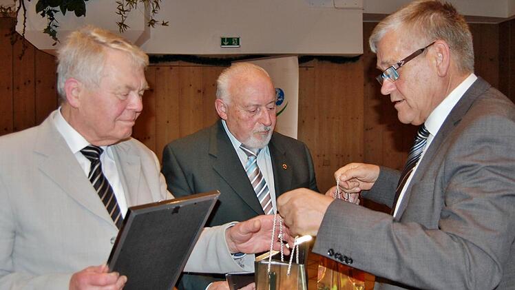 Peter Klaje (links) und Adolf Kreuzpaintner wurden vom Kreisvorsitzenden Ulrich Seelmann (rechts) zu Ehrenmitgliedern ernannt. Fotos: Sigismund von Dobschütz