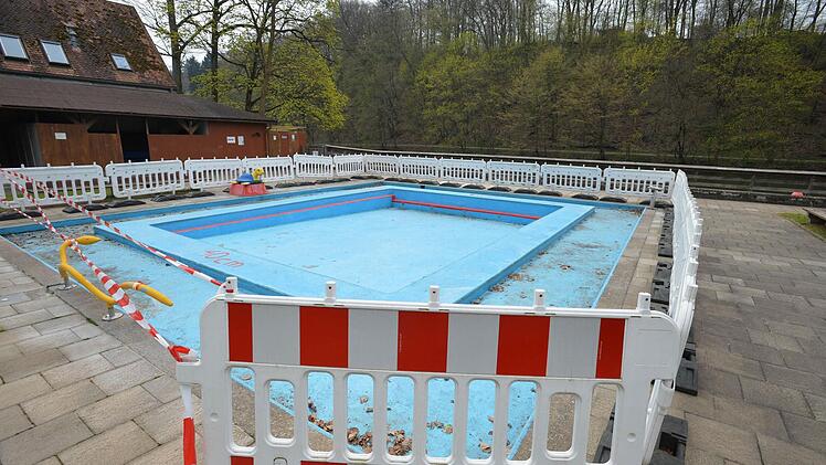Wird das Kinderbecken verlegt? Es gibt Pläne, die das vorsehen.   Foto: RR