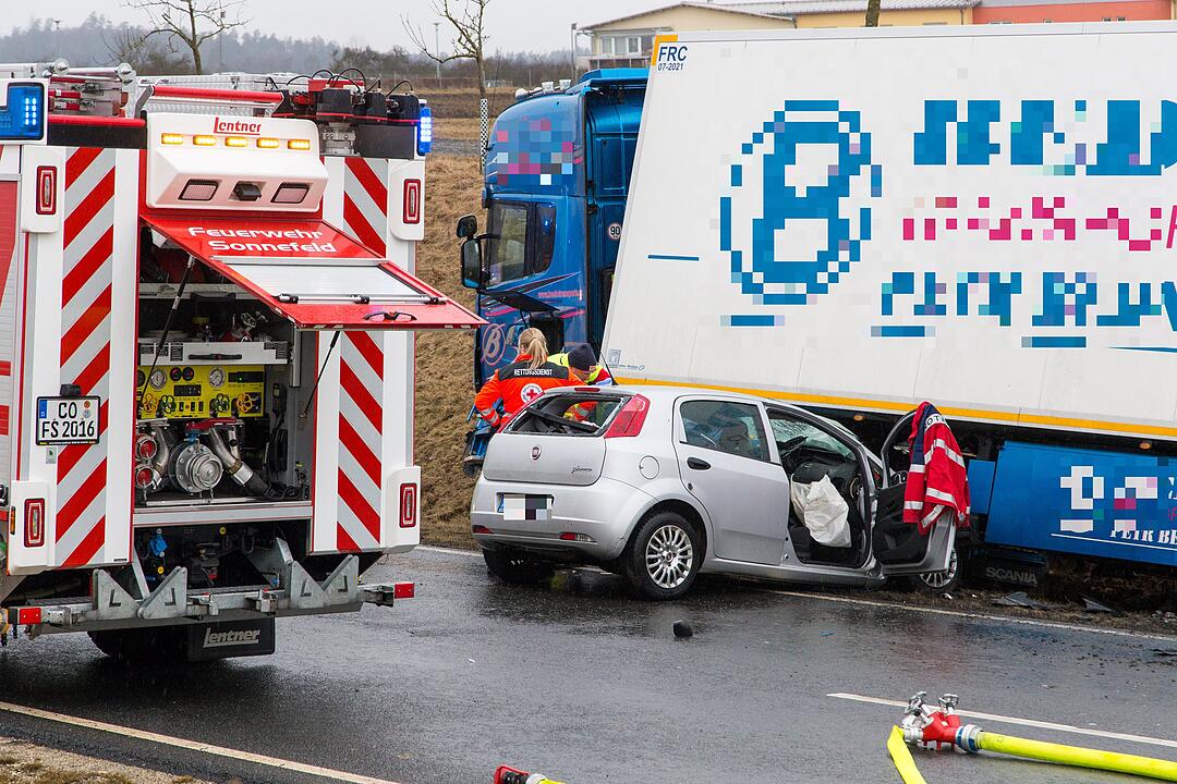 Tödlicher Unfall auf B303: Auto kracht in Lkw und wird mitgerissen