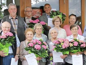 Viele langjährige Mitglieder wurden bei der Hauptversammlung des Marienvereins geehrt.  Foto: Michael Stelzner
