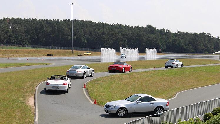 Fahrsicherheitstraining auf regennasser Fahrbahn