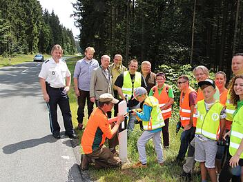 Gemeinsam wurden 180 Wildwarnreflektoren an Leitpfosten entlang der Kreisstraße 5 zwischen Buchbach und Rothenkirchen auf 3,5 Kilometern Länge angebracht. Hier montieren der Rothenkirchner Revierleiter Alexander Kelle und Jannick Löwe vom Verein "Schau hin" einen Reflektor.