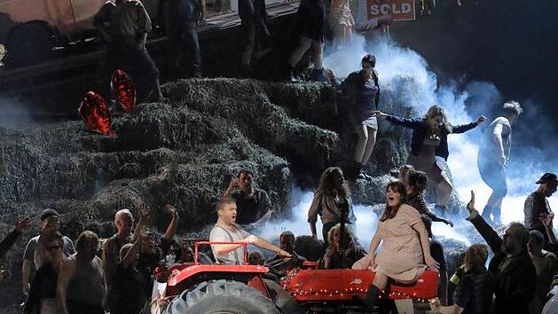 Hans holt   die  Marie mit seinem   Traktor ab.   Wilfried H&ouml;sl