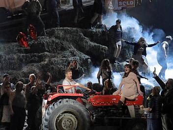 Hans holt   die  Marie mit seinem   Traktor ab.   Wilfried Hösl