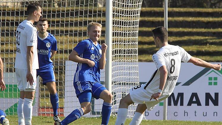 Hier setzt Marco Schmitt den Schuss noch knapp am Lattenkreuz vorbei, später sollte der Linksverteidiger aber noch zwei Treffer zum 3:0 und 4:0 erzielen.