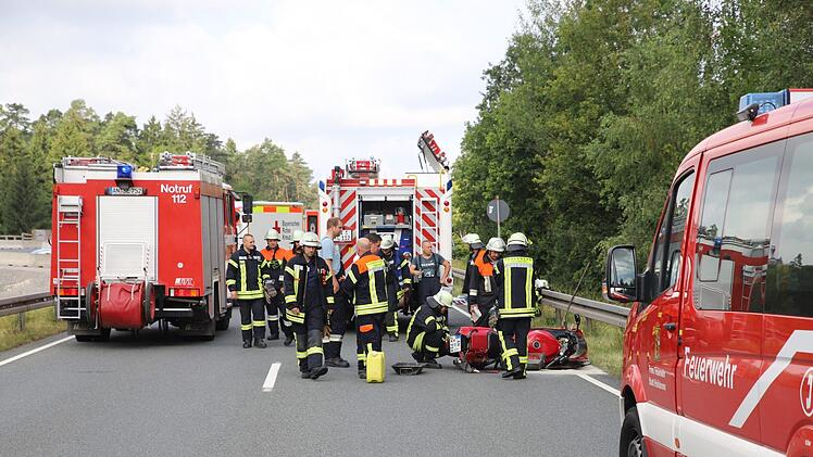 In Mittelfranken ist es am Sonntag zu einem schweren Verkehrsunfall gekommen. Ein Motorradfahrer wurde dabei schwer verletzt. Foto: Fechner/News5