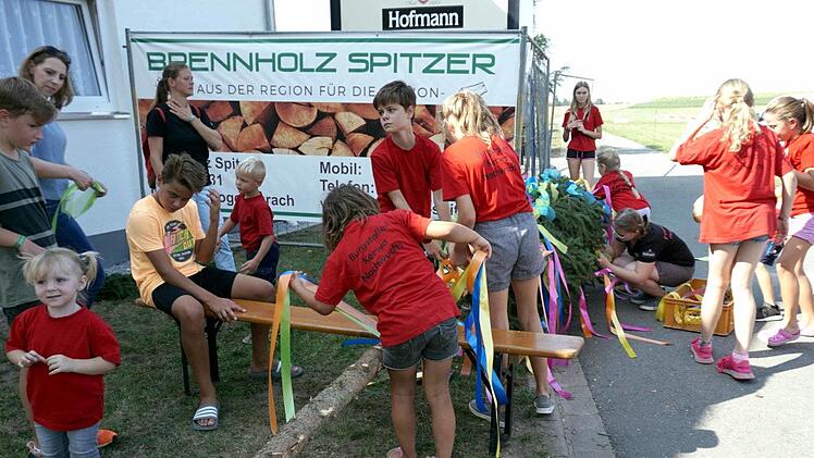 Der Burgstaller Kerwa Nachwuchs hat einen eigenen Baum.Richard Sänger