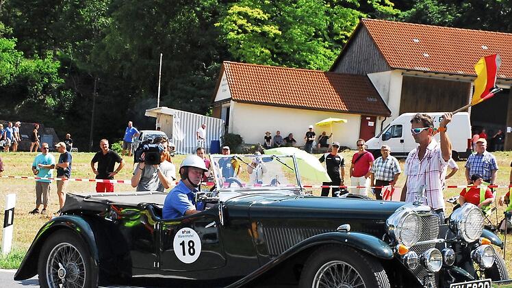 Georg Weikert aus Pommersfelden f&auml;hrt eine motorsportliche Rarit&auml;t, einen Alvis Speed 20 aus 1933.