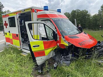 Rettungswagen verunfallt auf Einsatzfahrt: Drei Personen verletzt
