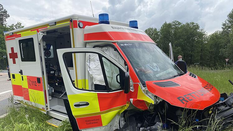 Rettungswagen verunfallt auf Einsatzfahrt: Drei Personen verletzt