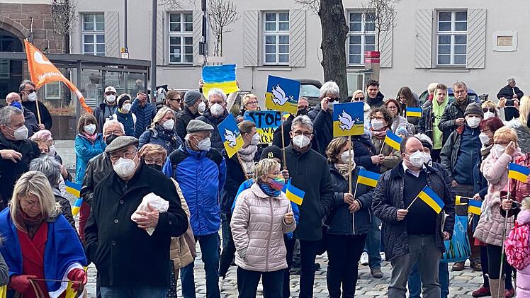 Krieg in der Ukraine: Mehrere hundert Menschen bei Mahnwache in Schwabach