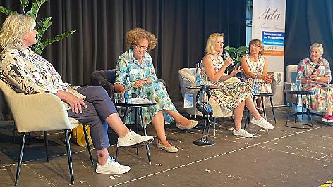 Auf dem Podium diskutierten (von rechts) die Moderatorin Jutta Rost, Karola Schürrle, Franziska Fischer, Ulrike Opfermann-Schmidt und Iris Lutkic.