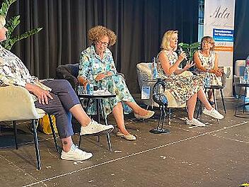 Auf dem Podium diskutierten (von rechts) die Moderatorin Jutta Rost, Karola Schürrle, Franziska Fischer, Ulrike Opfermann-Schmidt und Iris Lutkic.