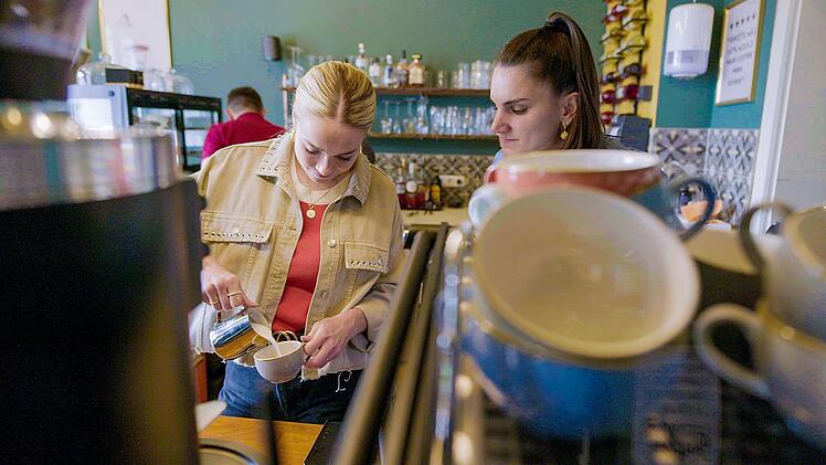 Nationalspielerin Giulia Gwinn gönnt sich eine Auszeit in einem Café.
