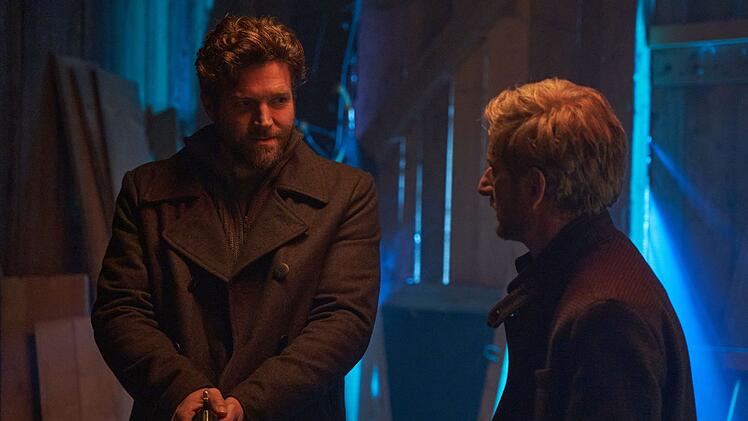 Mit Pfarrer Franz Hartl (Peter Ketnath, links) geht Stefan Schwab (Michael Kessler) auf Spurensuche.