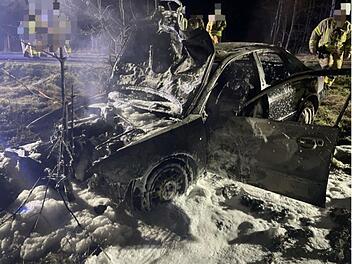 Unfall von 19-J&auml;hrigem unter Alkoholeinfluss &ndash; Auto ausgebrannt