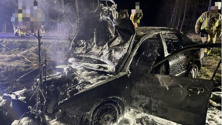 Unfall von 19-J&auml;hrigem unter Alkoholeinfluss &ndash; Auto ausgebrannt