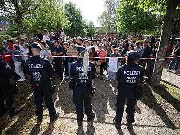 Bundeskanzler Merz besucht Waldbrandgebiet in H&uuml;rtgenwald