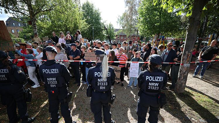 Bundeskanzler Merz besucht Waldbrandgebiet in H&uuml;rtgenwald