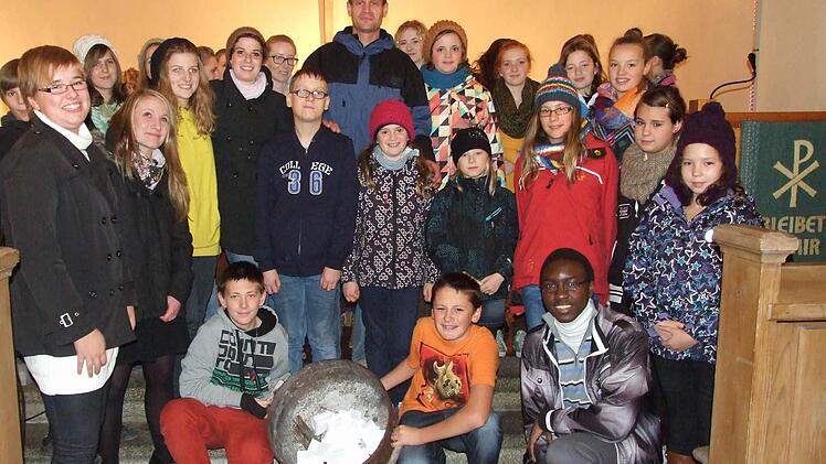 Lauter Glückspilze: Beim Jugendgottesdienst in Bischofsheim zum Thema "Glückspilze" zeigte Pfarrer Matthias Schricker Wege auf, wie Glück und Zufriedenheit zu finden sind. Fotos: Eckert