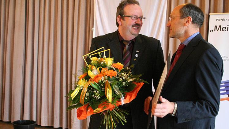 Elmar Gimperlein bedankt sich bei seinem langjährigen Freund Bruno Buchen, Schulleiter der Kitzinger Berufsschule.