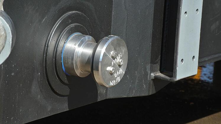 Das ist der Torantriebszapfen - nicht größer als ein Kopf; an ihm wird die Schubstange festgemacht, mit deren Hilfe der Torantriebszylinder das Tor öffnet oder schließt.