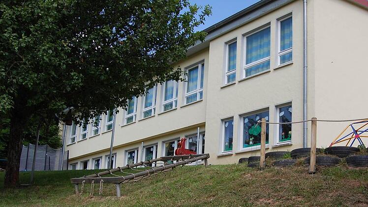 Der Kindergarten und das Musikheim Hassenbach: Die Anlage erhält eine neue Heizung, dadurch kann auch der Kindergarten erweitert werden. Der ehemalige Tank- und Heizungsraum wird in der Ferienzeit zu weiteren Kindergartenräumen umgebaut.  Foto: Günther Straub