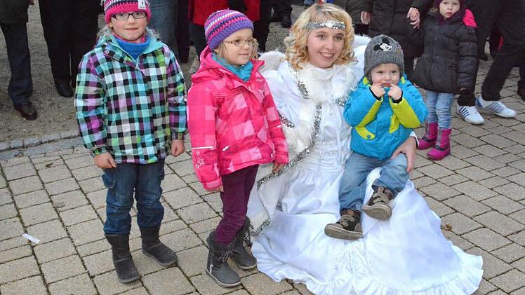 hristkind Desiree Büschel zog besonders die Kinder an.